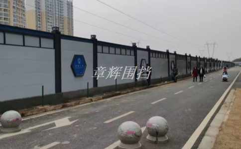 金屬圍擋的安裝是否需要考慮周圍建筑物的高度和風險等級？