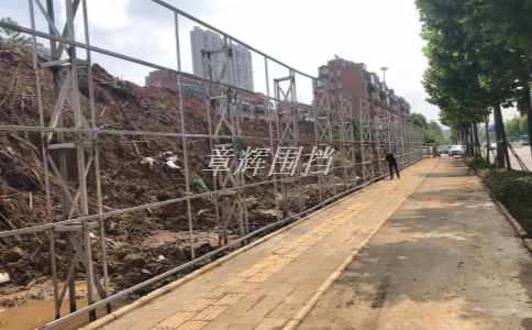 金屬圍擋材質(zhì)對(duì)其使用壽命有哪些影響？(分析金屬圍擋不同材質(zhì)的使用壽命差異)