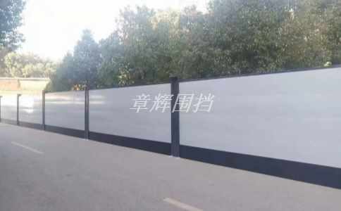 金屬圍擋在火車站、機場等公共交通場所中的使用方式有哪些？（公共交通場所中金屬圍擋的作用）